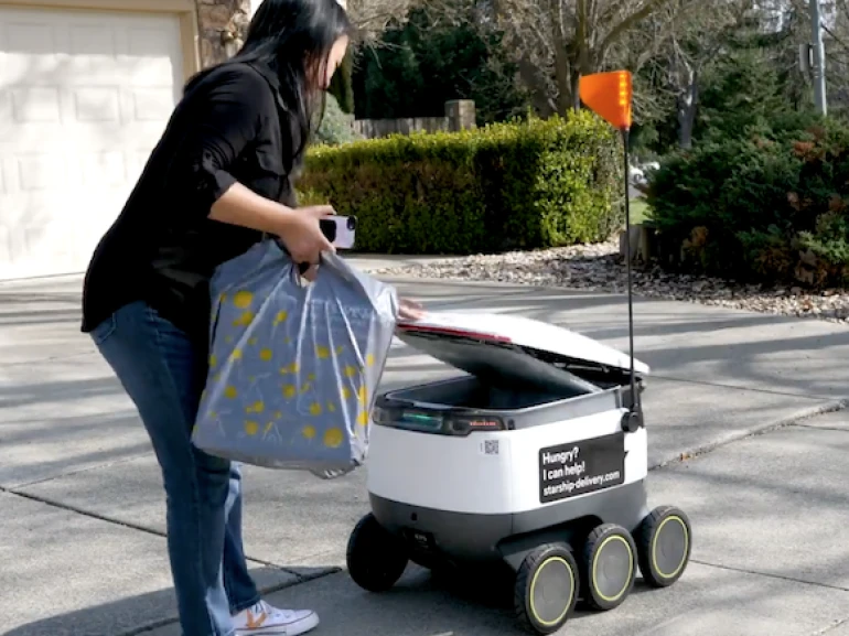 Lucky_California_Pleasanton-Starship_delivery_robots-customer